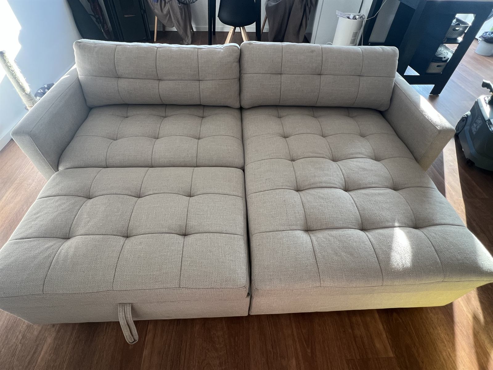 Sala de estar acolhedora com sofá limpo e confortável